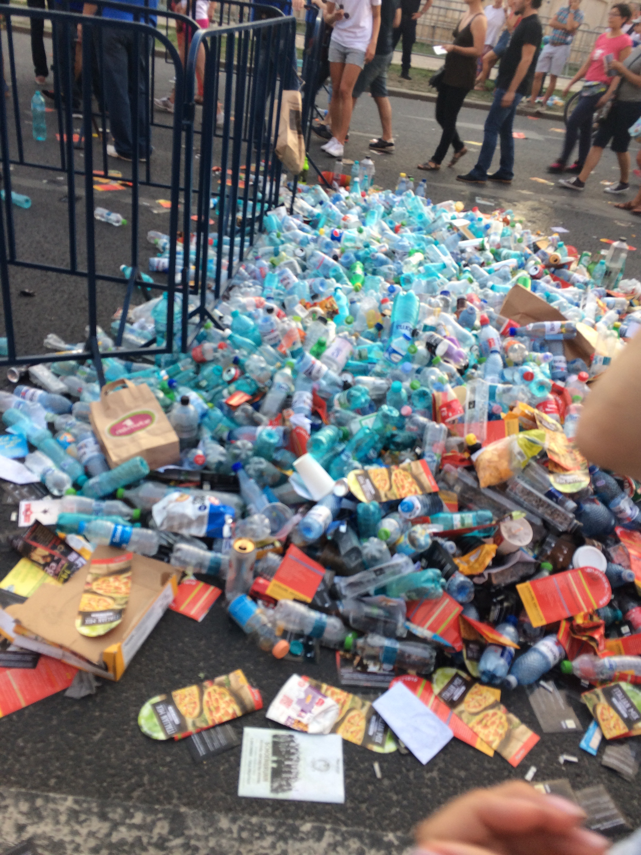 Nici nu a inceput bine concertul, ca s-au strans deja mormane de gunoaie