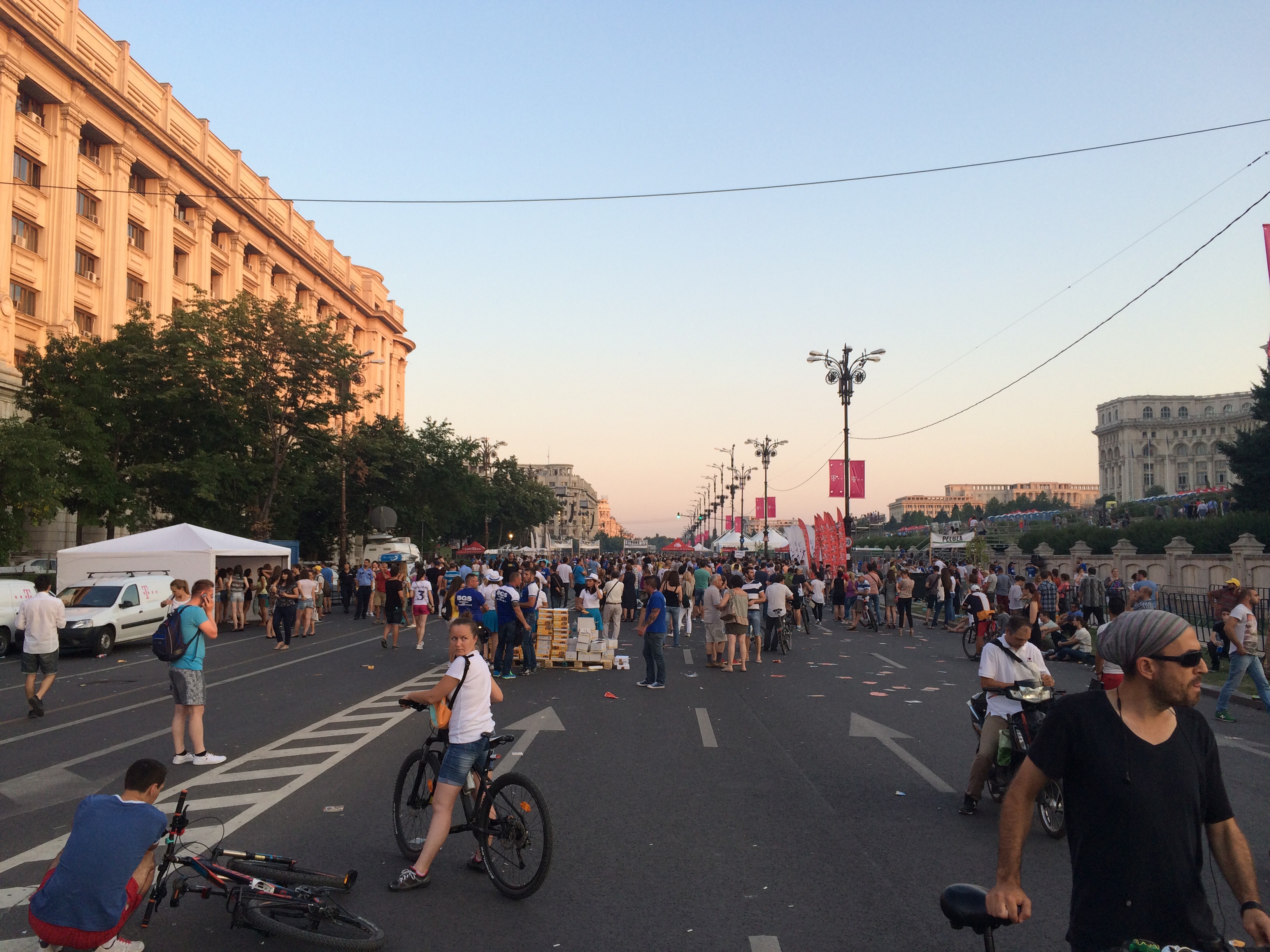 Mii de bucurersteni si nu numai au venit in Piata Constitutiei