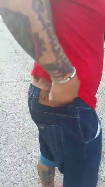 S-a laudat cu hainele de firma