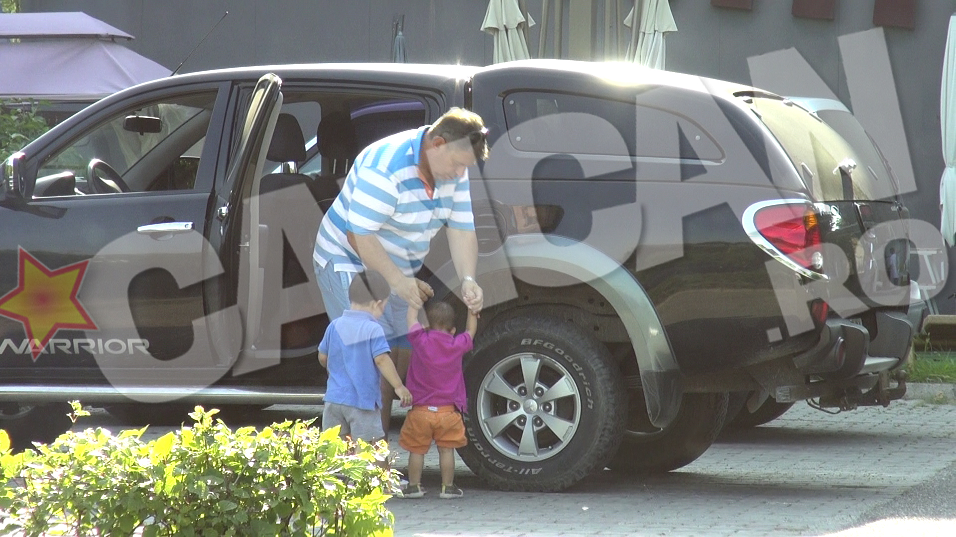 Solistul de la Proconsul se poarta foarte grijuliu cu cei doi prichindei