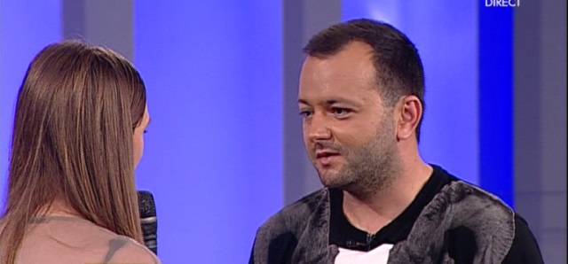 Adela Popescu ii arata lui Mihai Morar cum a jucat ea rolul de femeie rea. Sursa -Antena 1