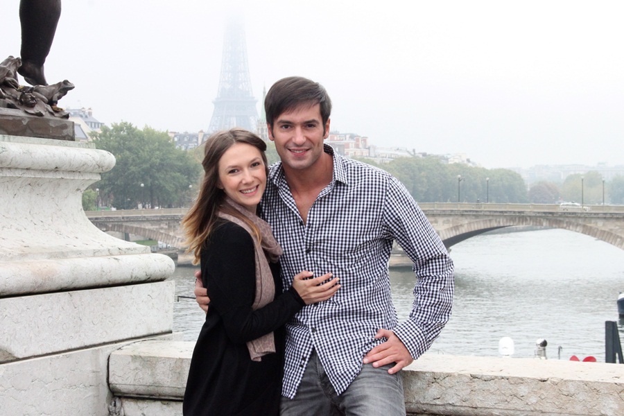 Adela Popescu este impreuna cu actorul Radu Valcan.