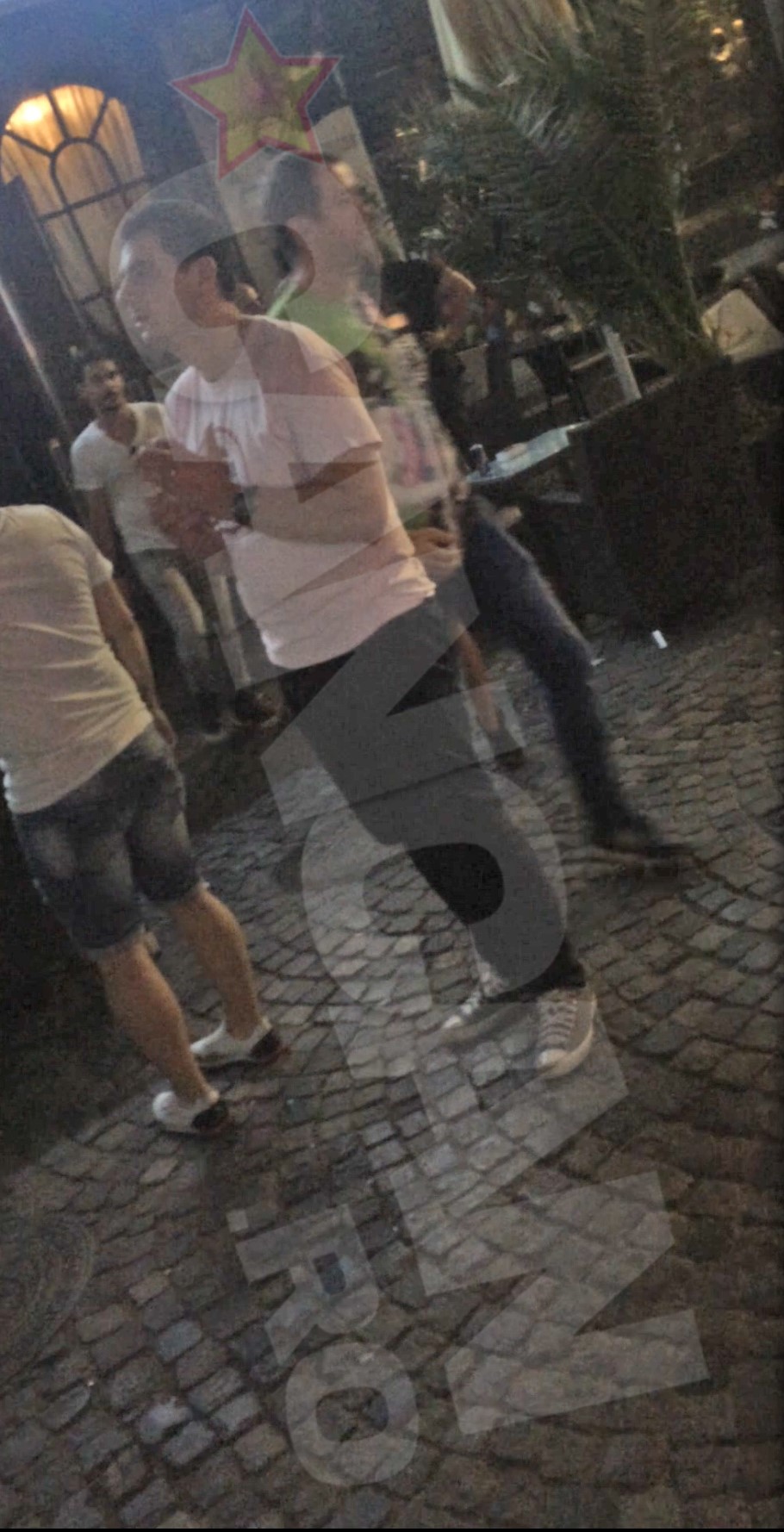 Razvan Simion surprins la patru dimineata intr-o cafenea din Centru Vechi.