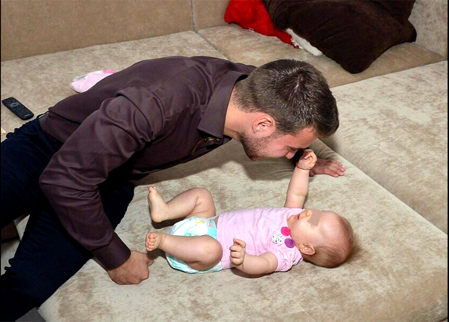 Cristi Coanda alaturi de fetita sa