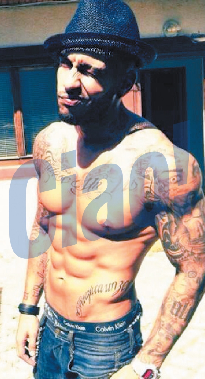 Velea este cunoscut pentru patratelele sale