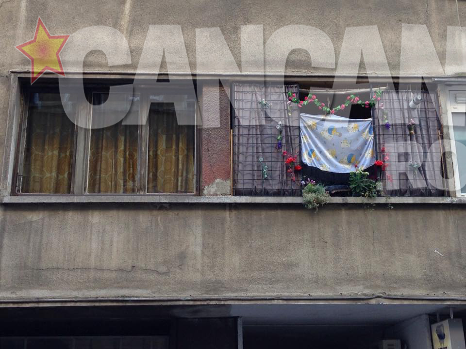 Alexandru Visinescu s-a baricadat in casa. Acesta si-a pus un cearsaf in geam pentru a nu fi vazut de nimeni.