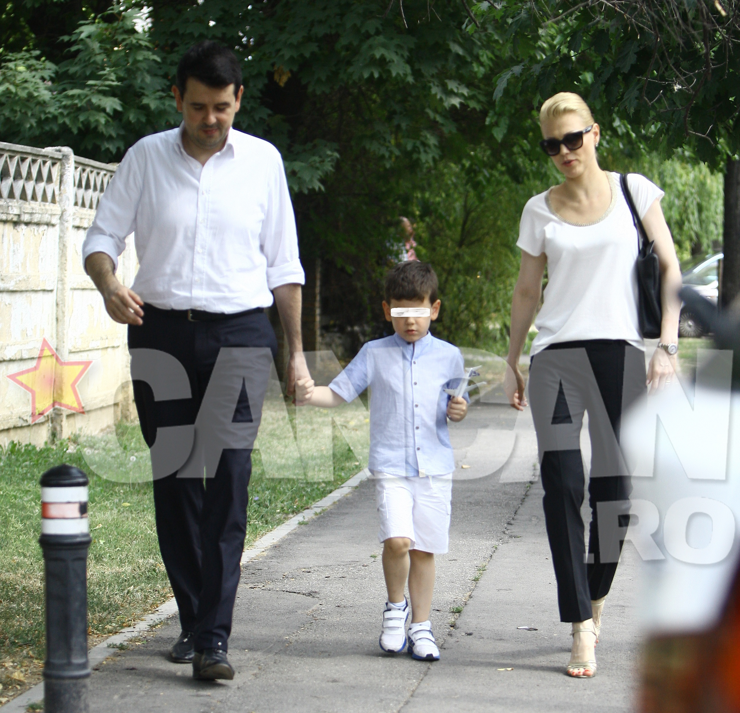 Cristina Rus s-a plimbat cu sotul si cu baiatul dupa ce au plecat de la restaurant