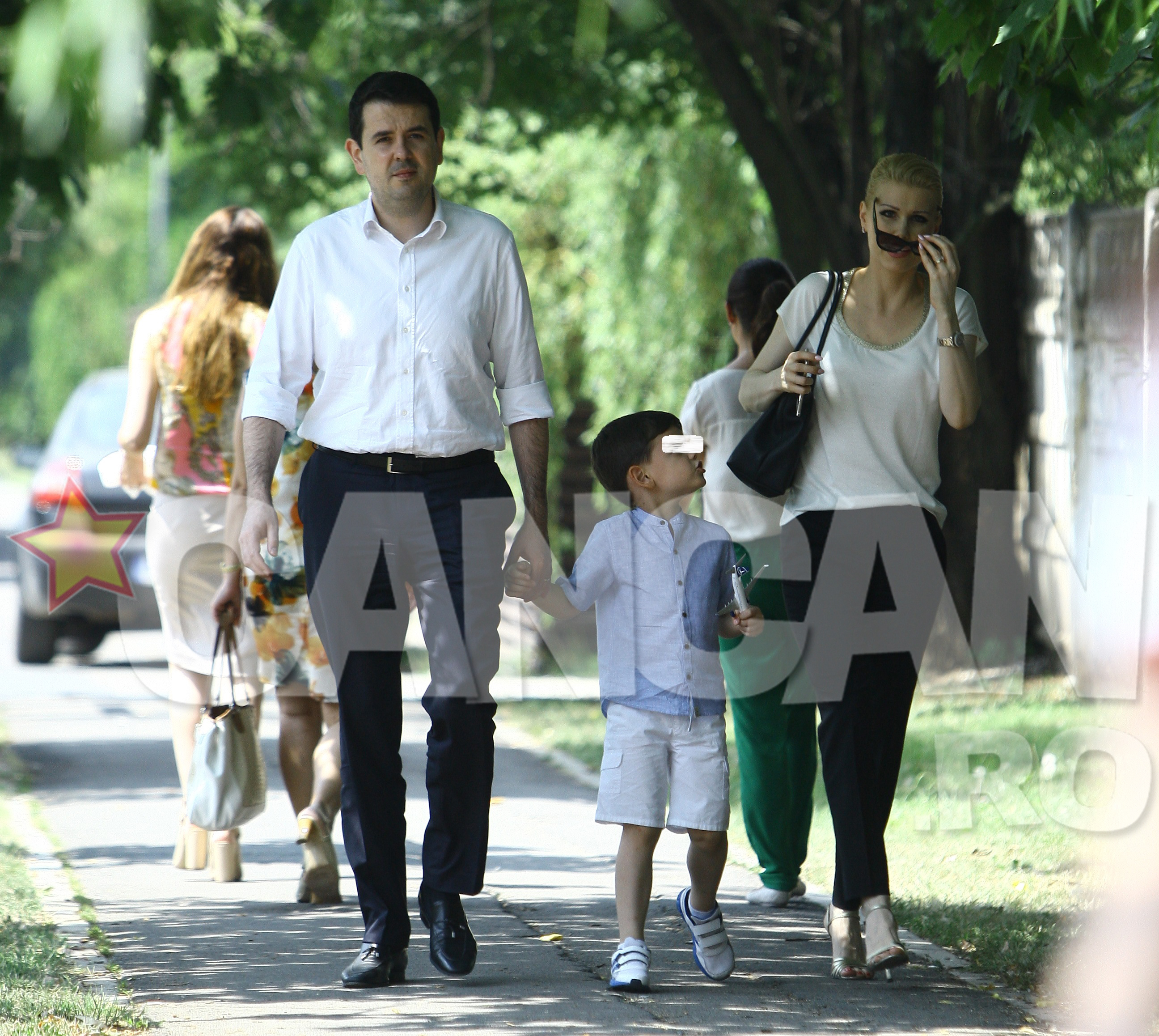 Pustiul era fericit ca tatal sau a venit acasa