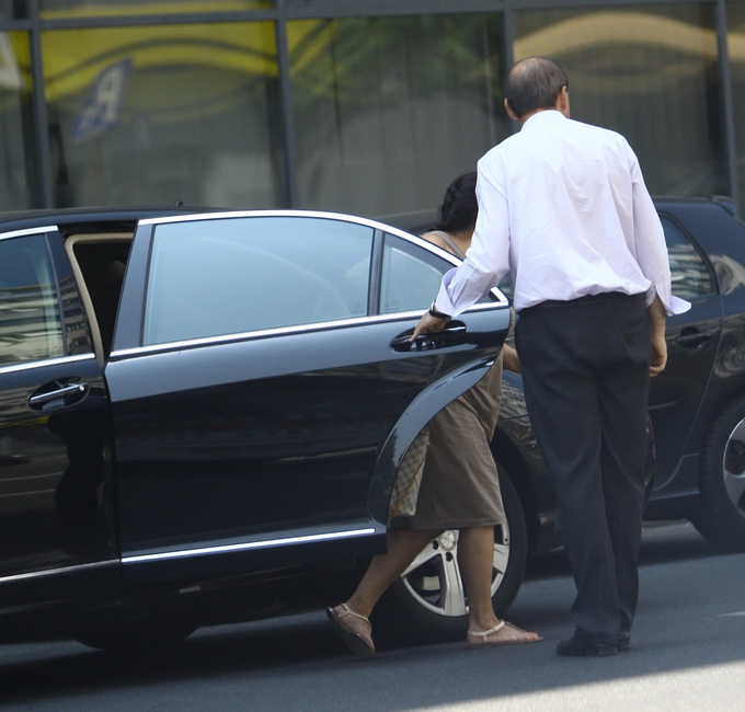 Doamna Lidia, soacra lui Vanghelie, a coborat din masina supa ce soferul i-a deschis portiera