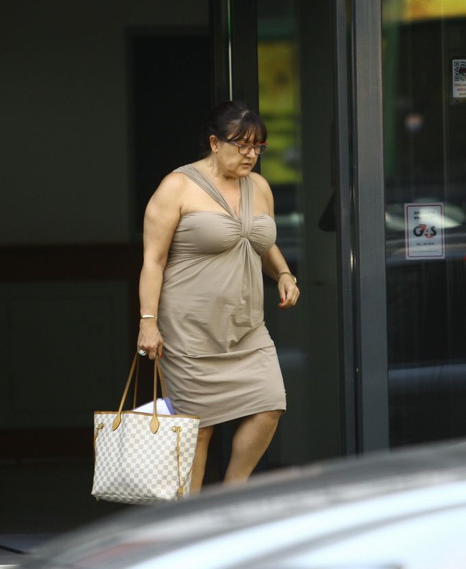 Doamna Lidia a iesit din banca si s-a indreptat spre limuzina pusa la dispozitie de ginerele ei