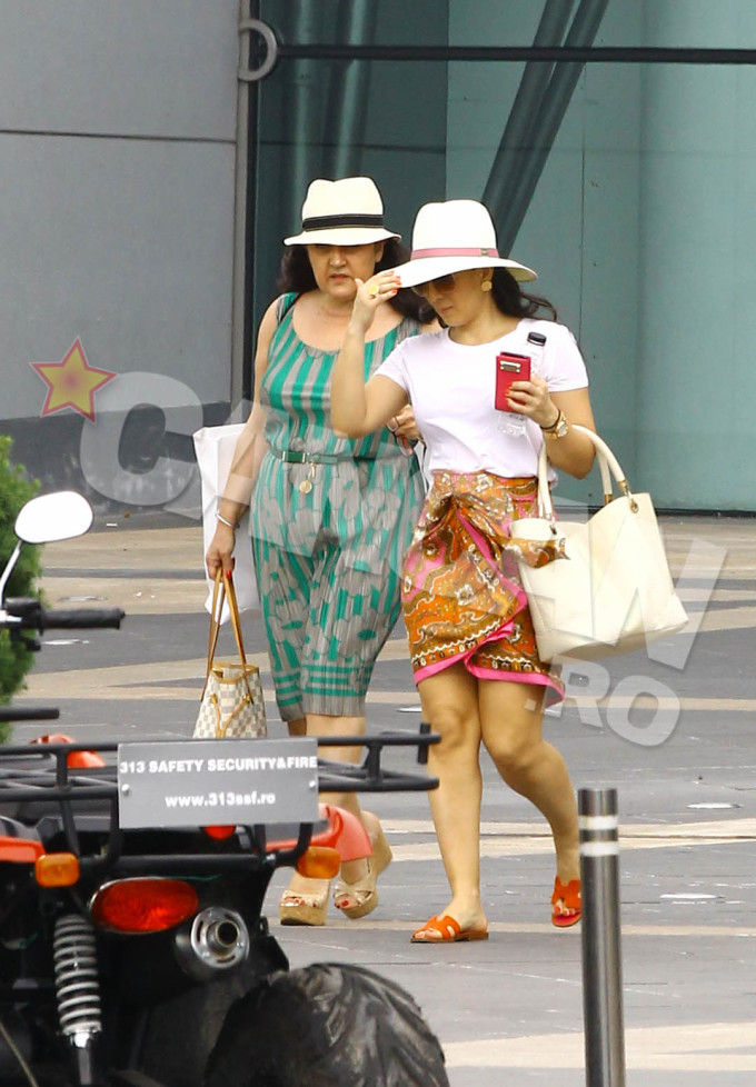 Oana si mama ei sunt nedespartite. In trecut, cele doua au mers la mall