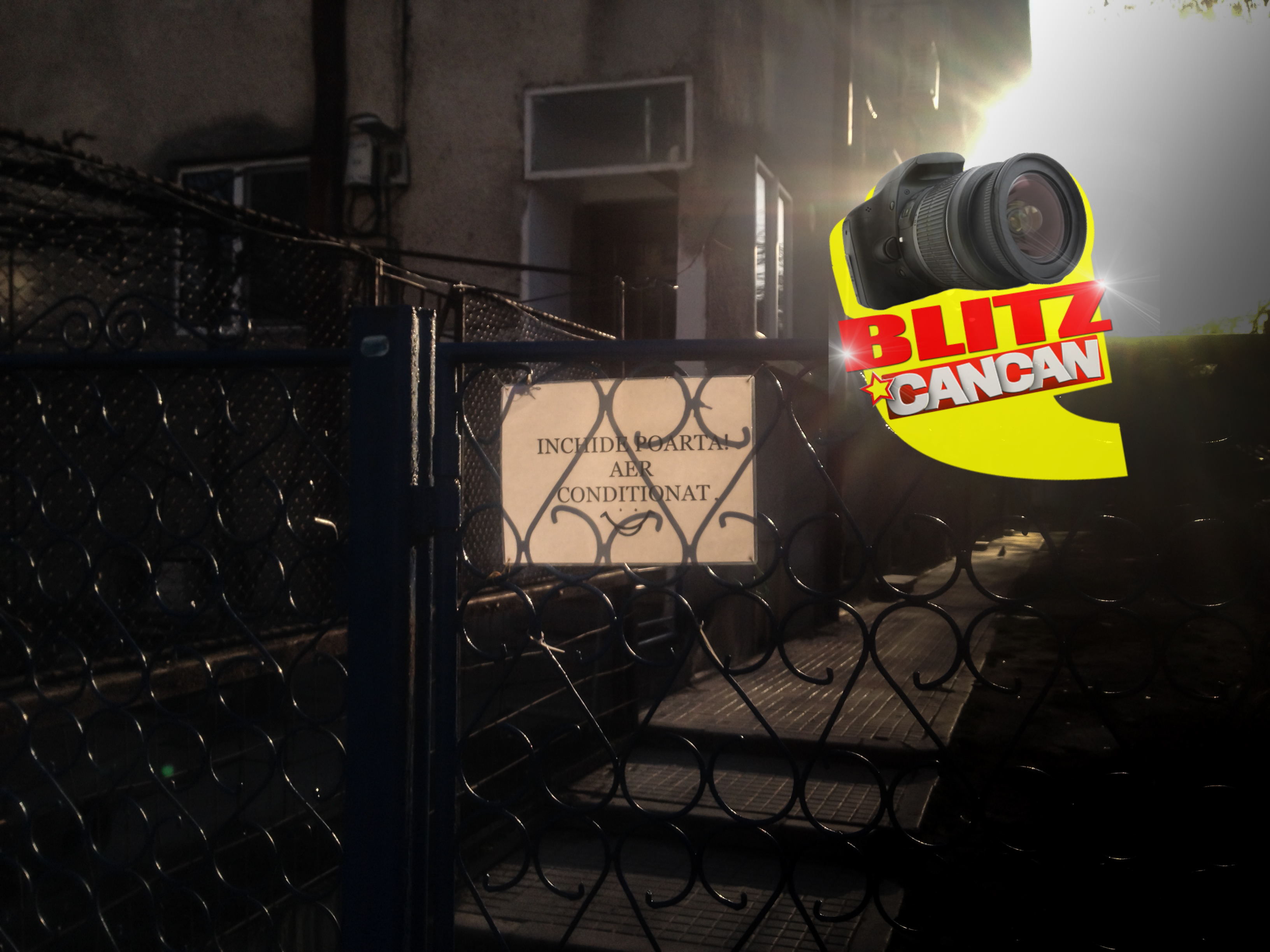 Un anunt haios pe o poarta din Capitala