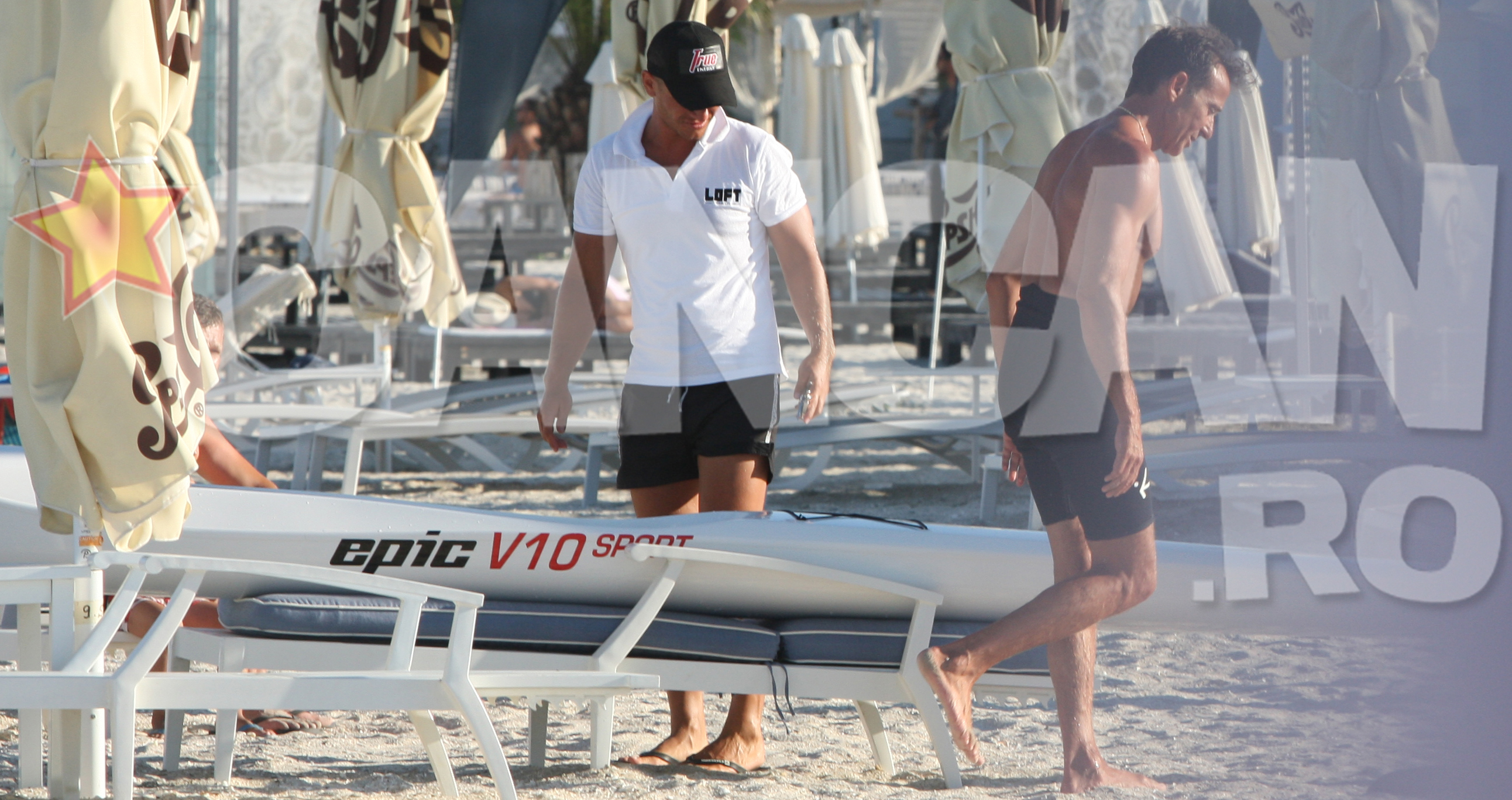 Radu Mazare, surprins in timp ce se pregatea pentru marea lui aventura in valurile marii.