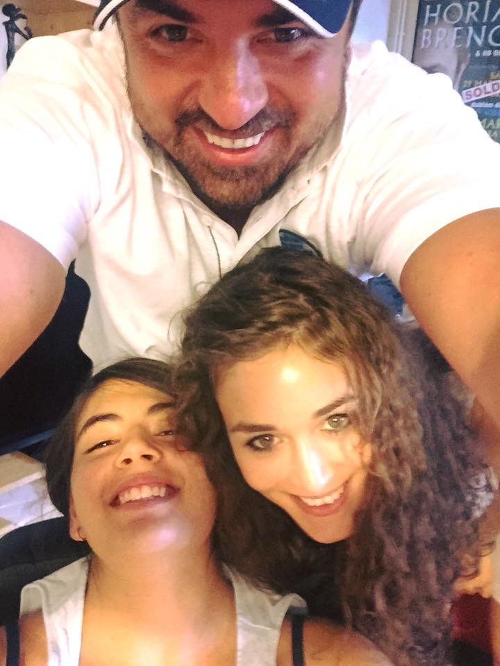 Horia Brenciu alaturi de fiicele sale