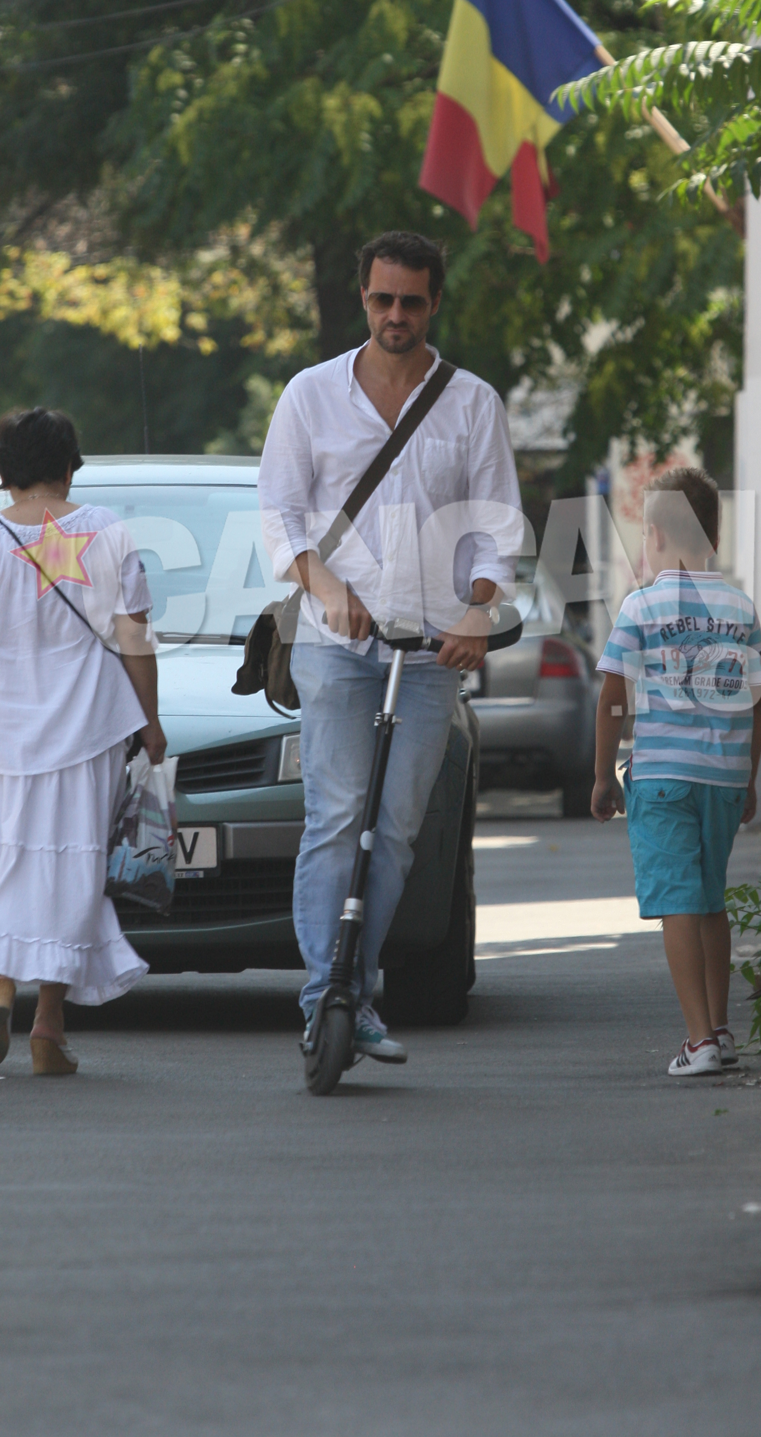 Un actor celebru din Romania a ajuns sa se plimbe cu trotineta.