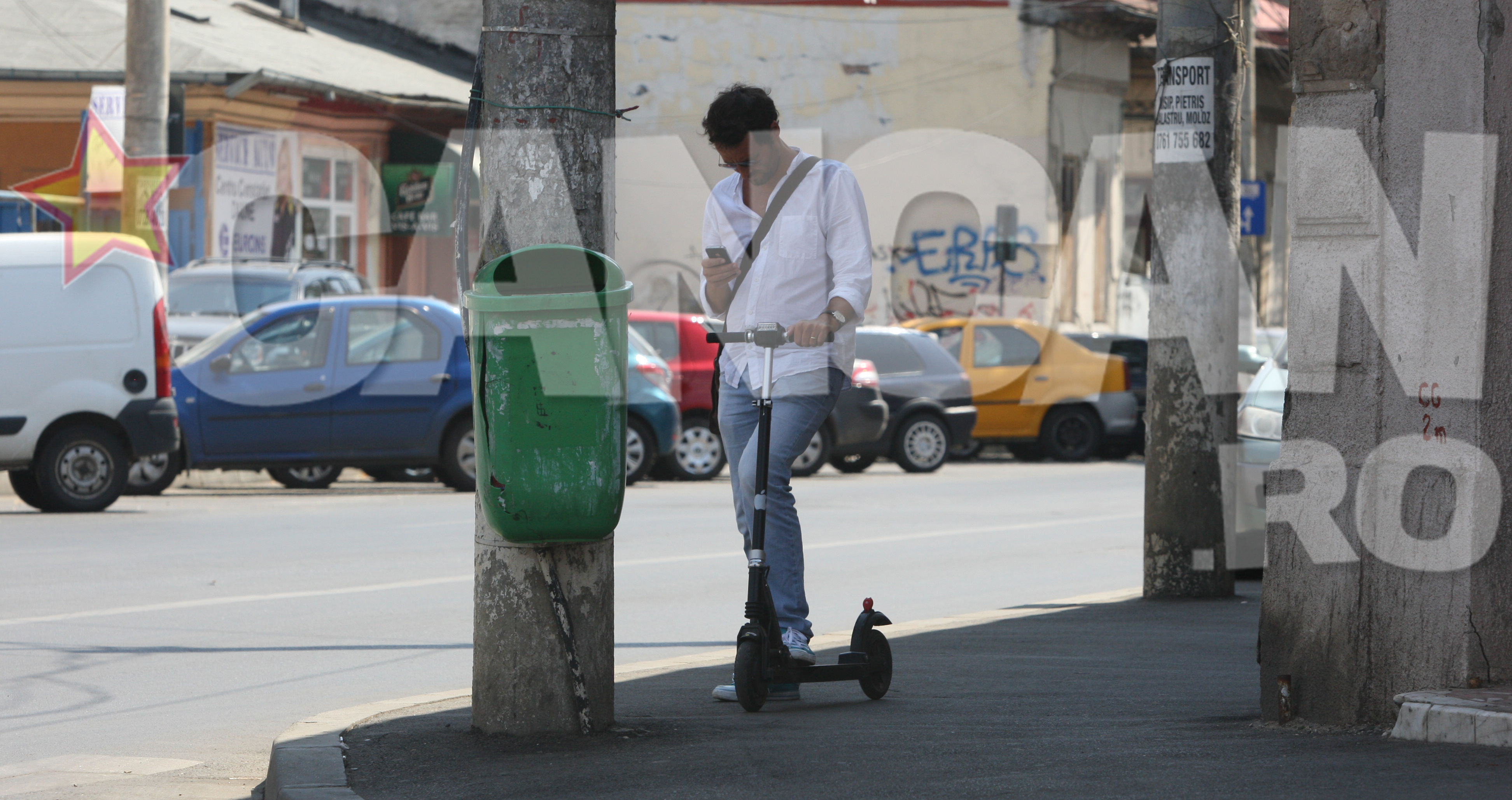 Andrei Aradits s-a oprit pentru a cauta un numar de telefon.