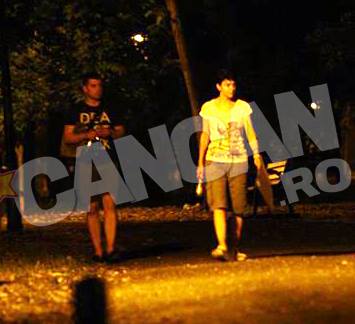 Raluca Arvat si iubitul ei, noaptea, in parcul Herastrau.