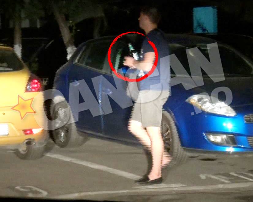 In timp ce se relaxa in parc, Bogdan a savurat o bere la sticla.