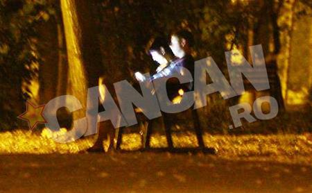 Cei doi iubiti s-au asezat pe o banca.