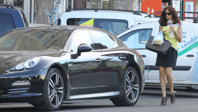 Sotia lui Gheorghe Stelian a facut cumparaturi si s-a intors la masina