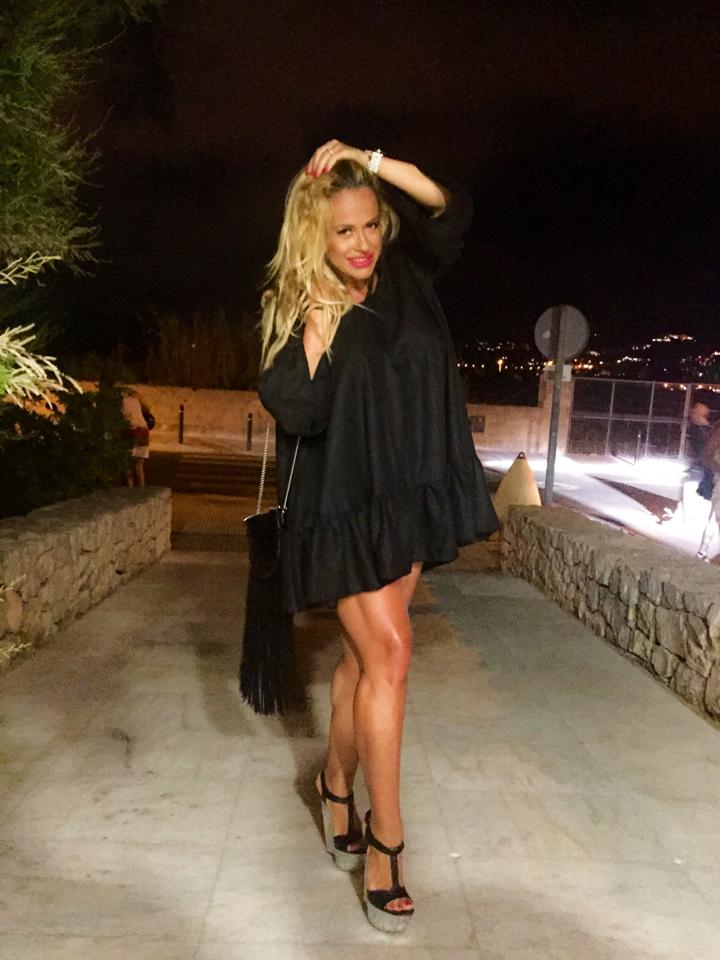 Anda Adam imbracata foarte sexy.