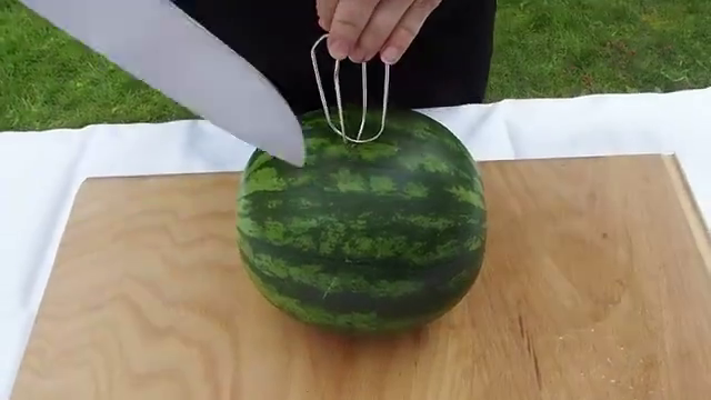 Prima data se cresteaza pepenele cat sa incapa mixerul