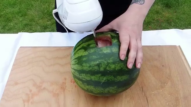 Apoi se baga mixerul in pepene si se ameste bine pana ce continutul se transforma in lichid