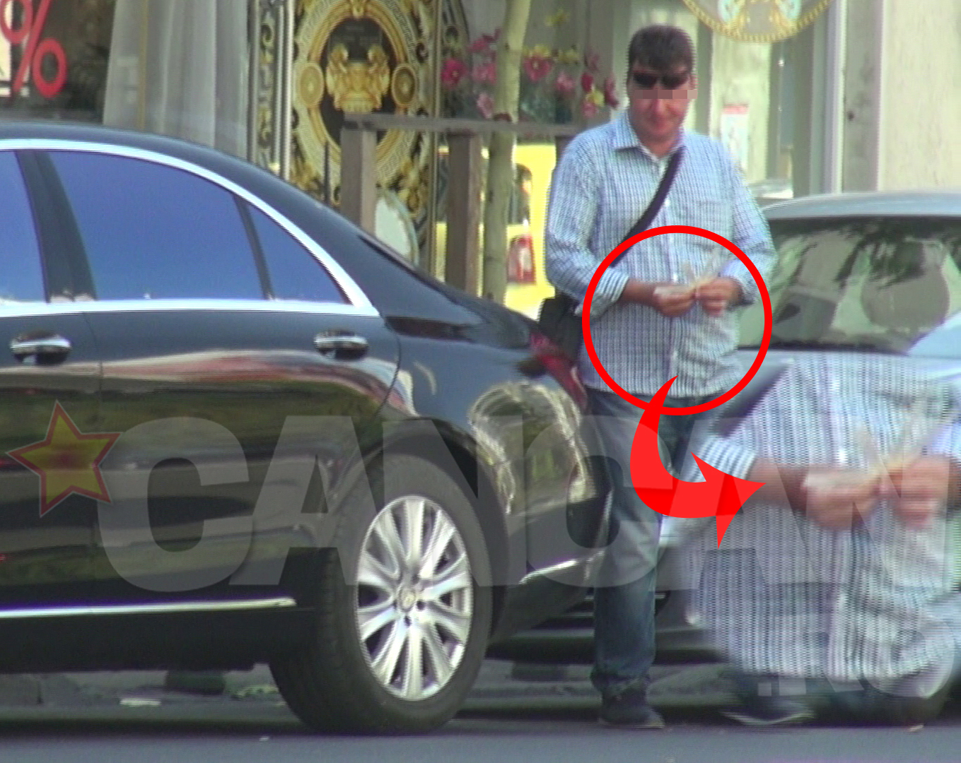 Soferul blondei ii aduce testerele