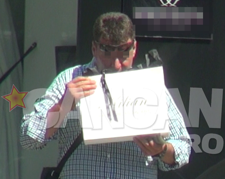 Iese cu punga in care se afla parfumurile