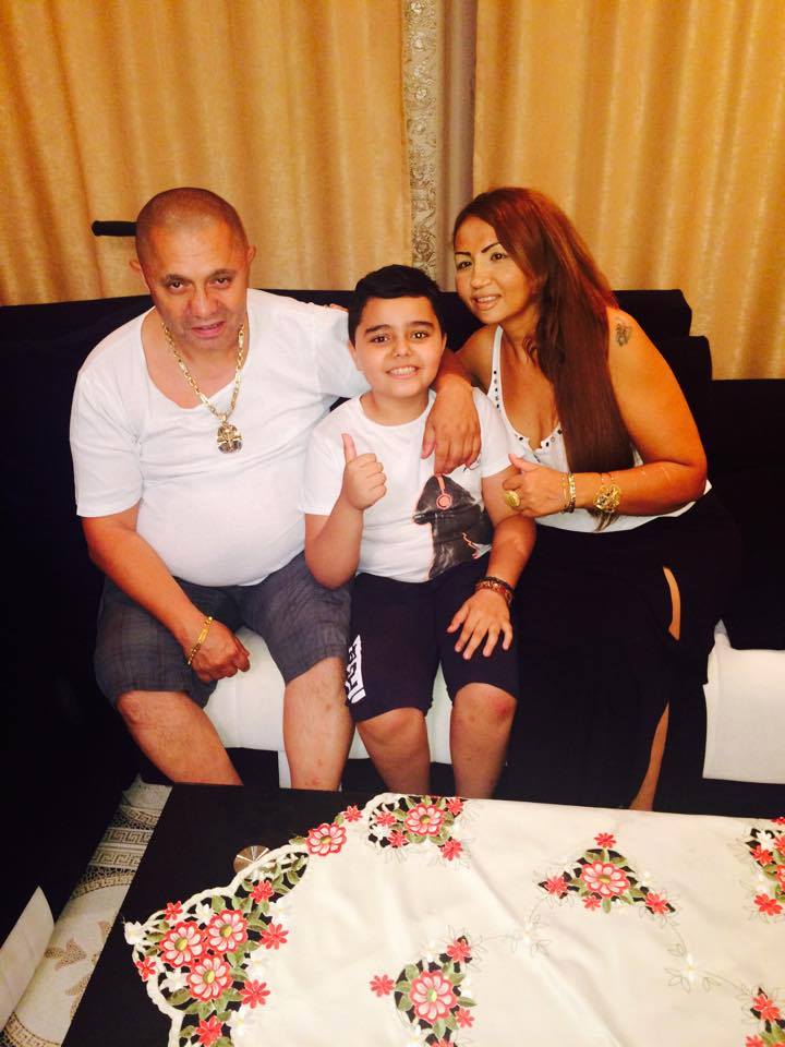 Nicolae Guta si Narcisa pe o canapea, impreuna cu fiul lor.