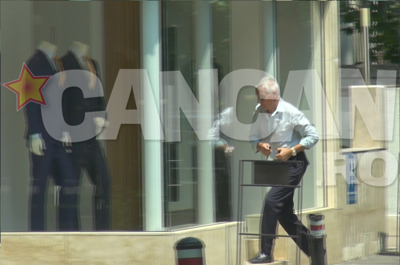 Bebe Ionescu intra intr-un magazin luxos.