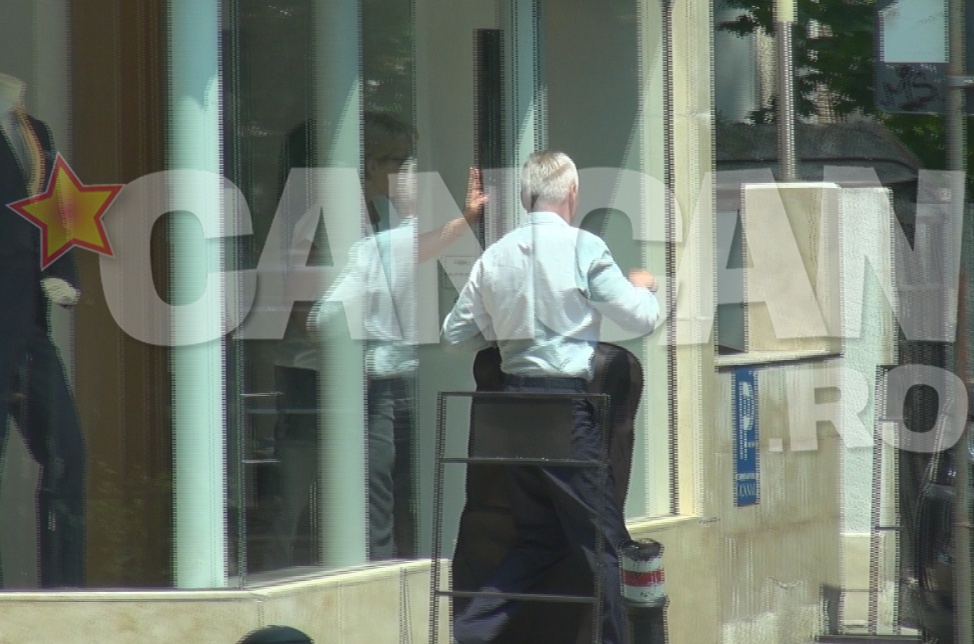 Socrul lui Traian Basescu si-a cumparat un costum scump.