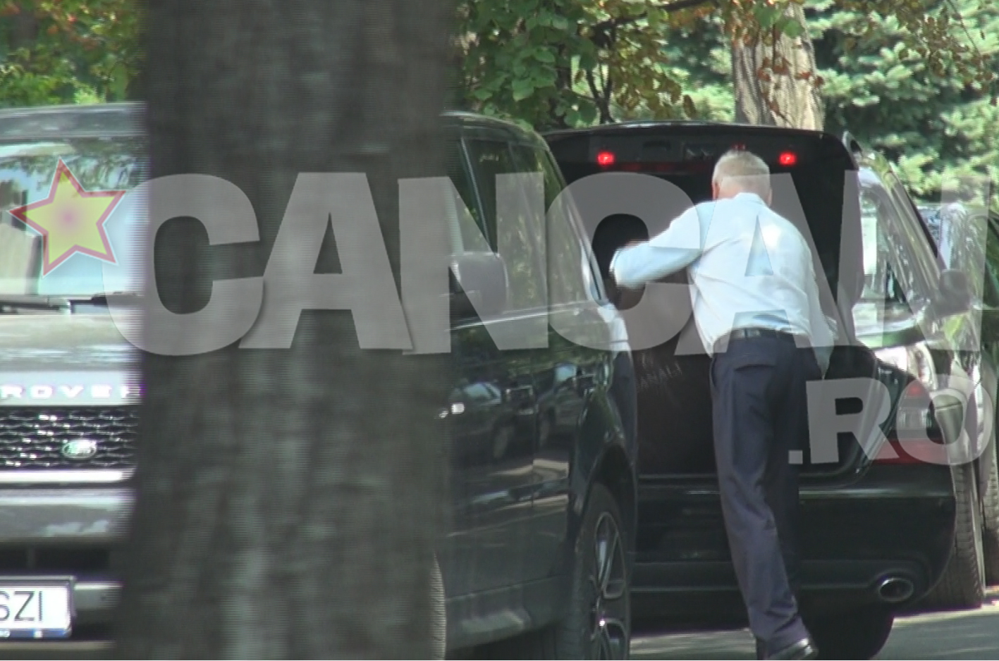 Barbatul si-a pus costumul in masina.