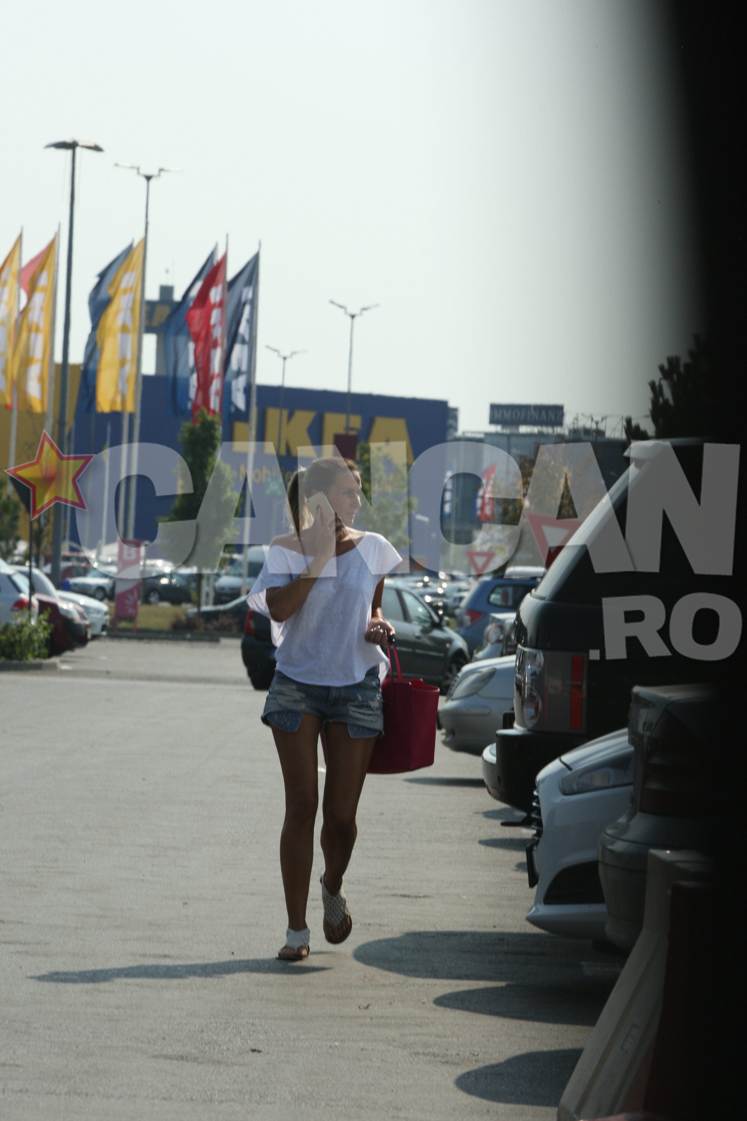 Vedeta vorbeste foarte mult la telefon.