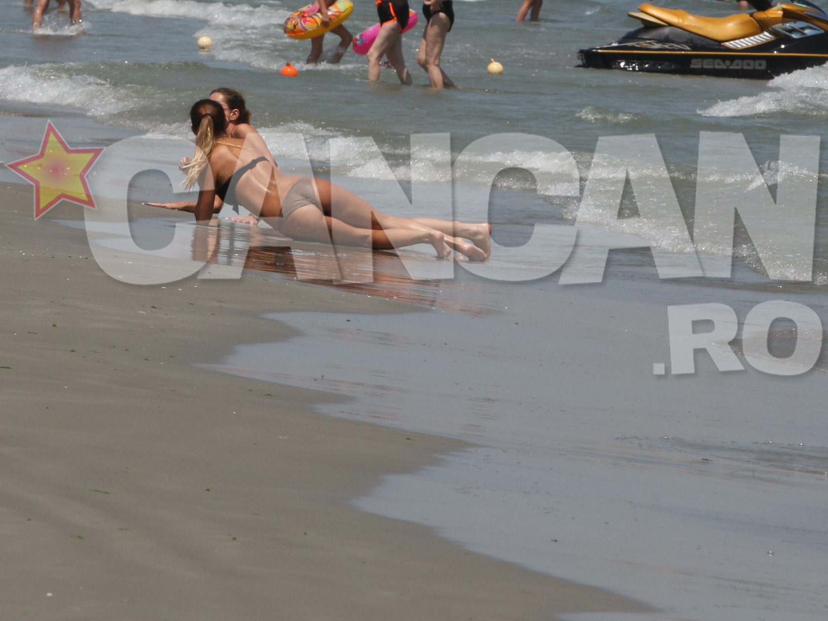 Blondina a lasat vacantele de lux din strainatate pentru litoralul romanesc.