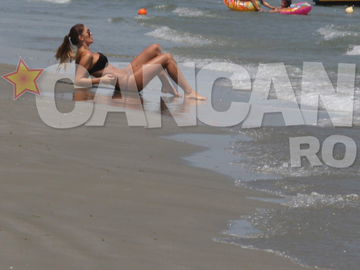 Fosta iubita a lui Adrian Cristea se bronzeaza la malul marii.