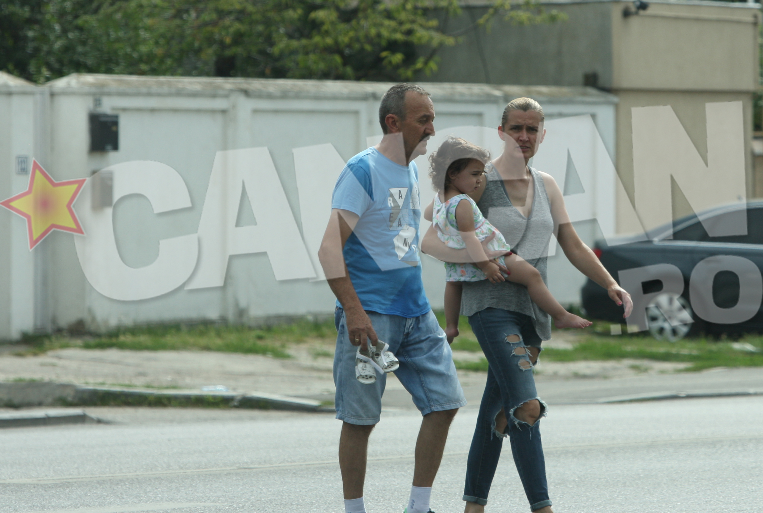 Sotia lui Marcel Pavel, Violeta, si fiica lor, Iuvenalia, la plimbare