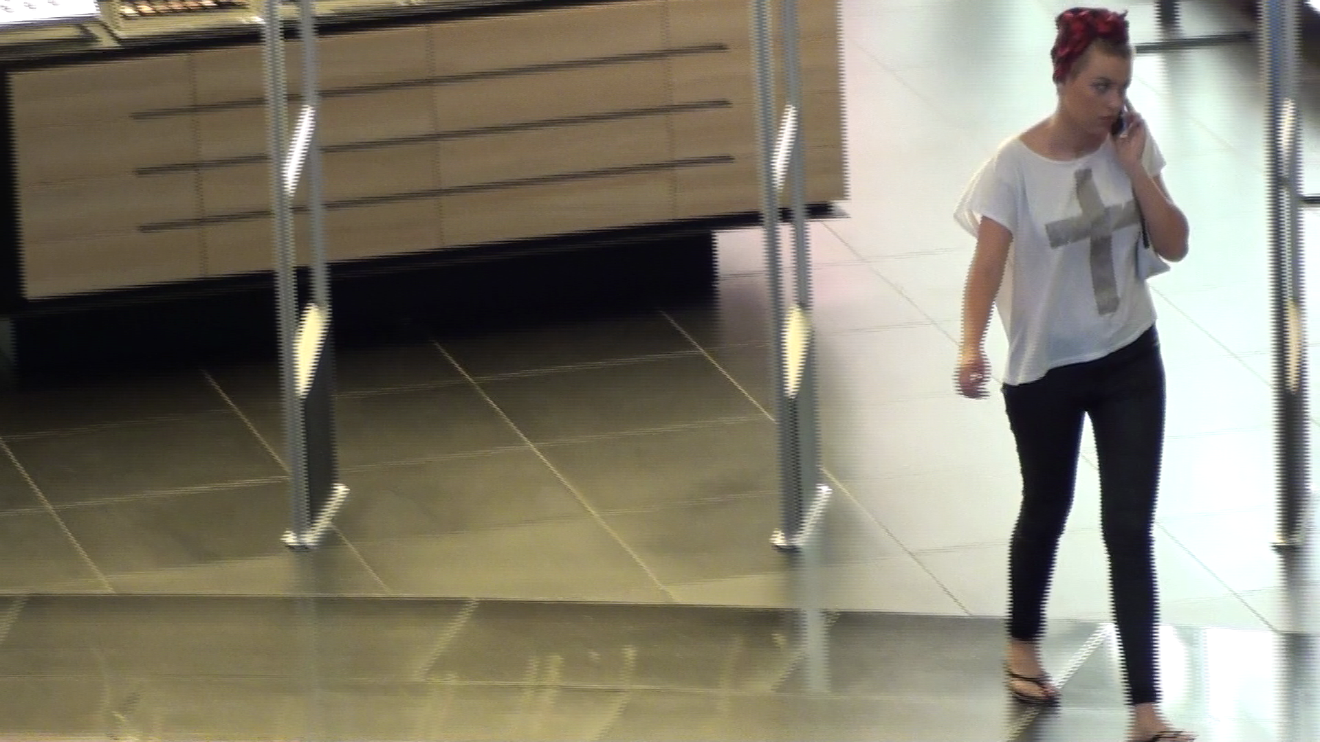 Cat timp s-a plimbat prin mall, Misha nu s-a despartit de telefonul mobil