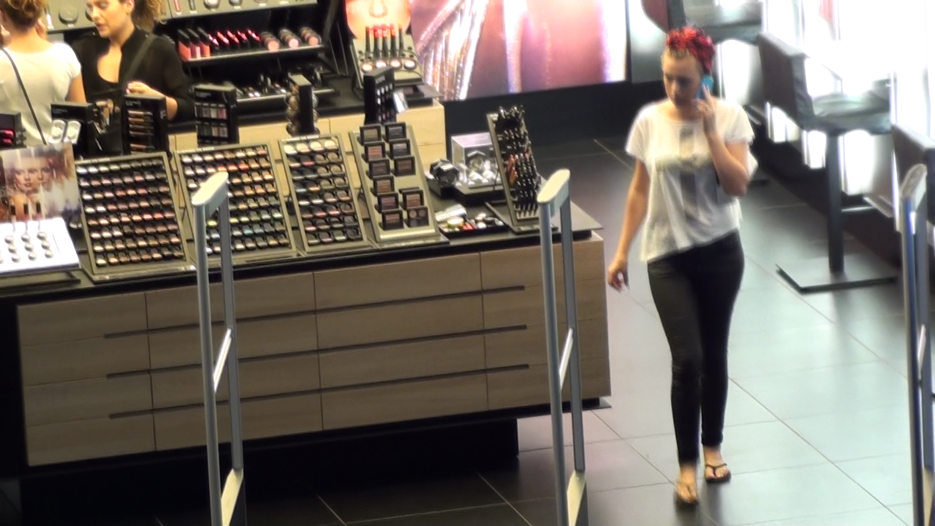 Sotia lui Connect-R s-a plimbat prin mai multe magazine, dar nu si-a cumparat nimic