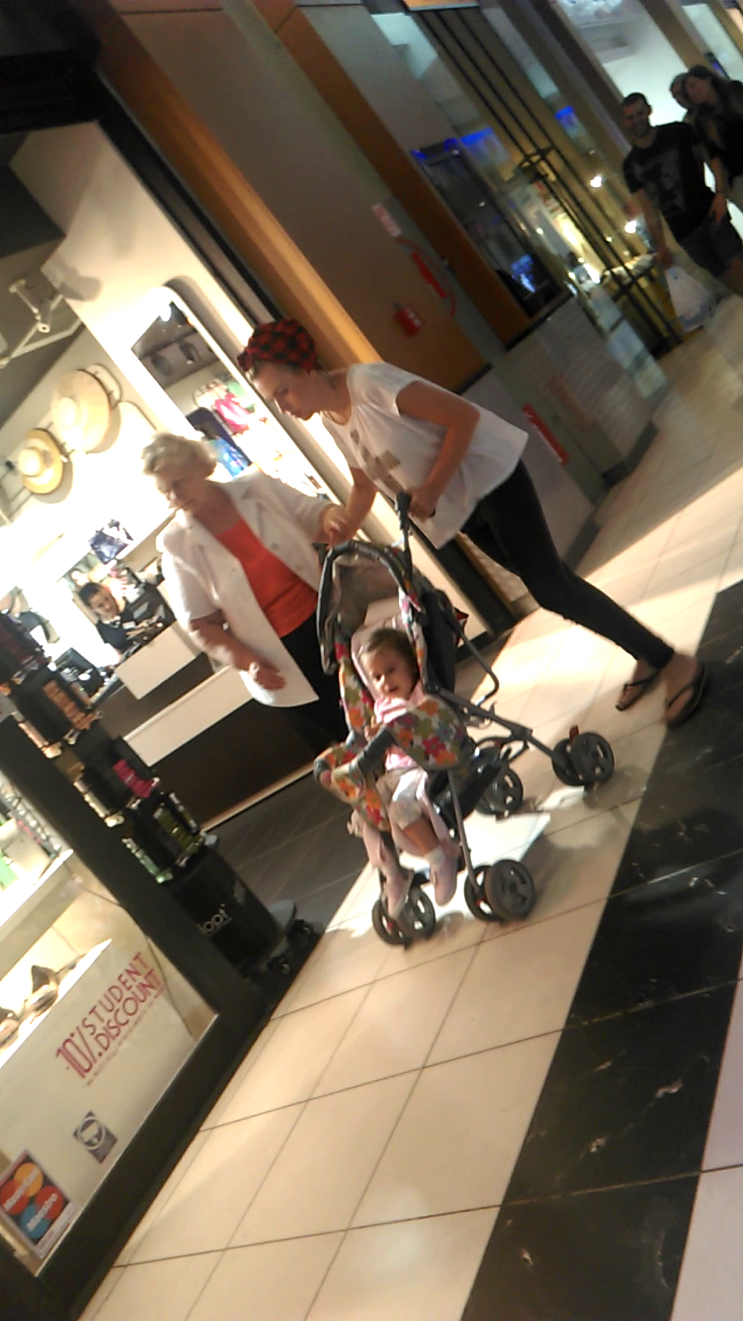 Artista este nedespartita de fetita ei, Maya