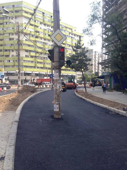 Un stalp este in mijlocul strazii. Totul se intampla in Pantelimon.