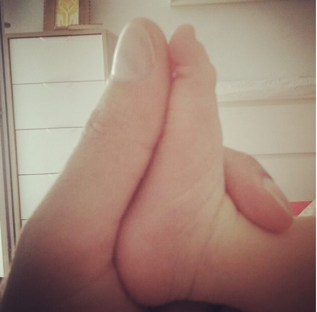 Dana Nalbaru compara piciorusul bebelusului cu un deget de al ei.