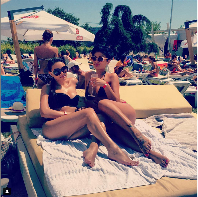 Carmen Simionescu la piscina cu o prietena.