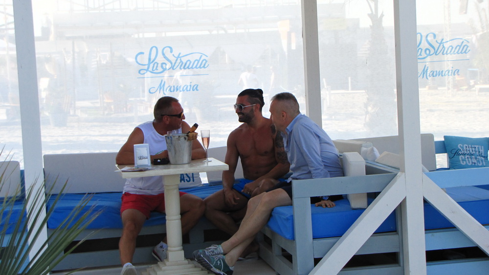 Pepe s-a distrat la o terasa in Mamaia alaturi de doi prieteni
