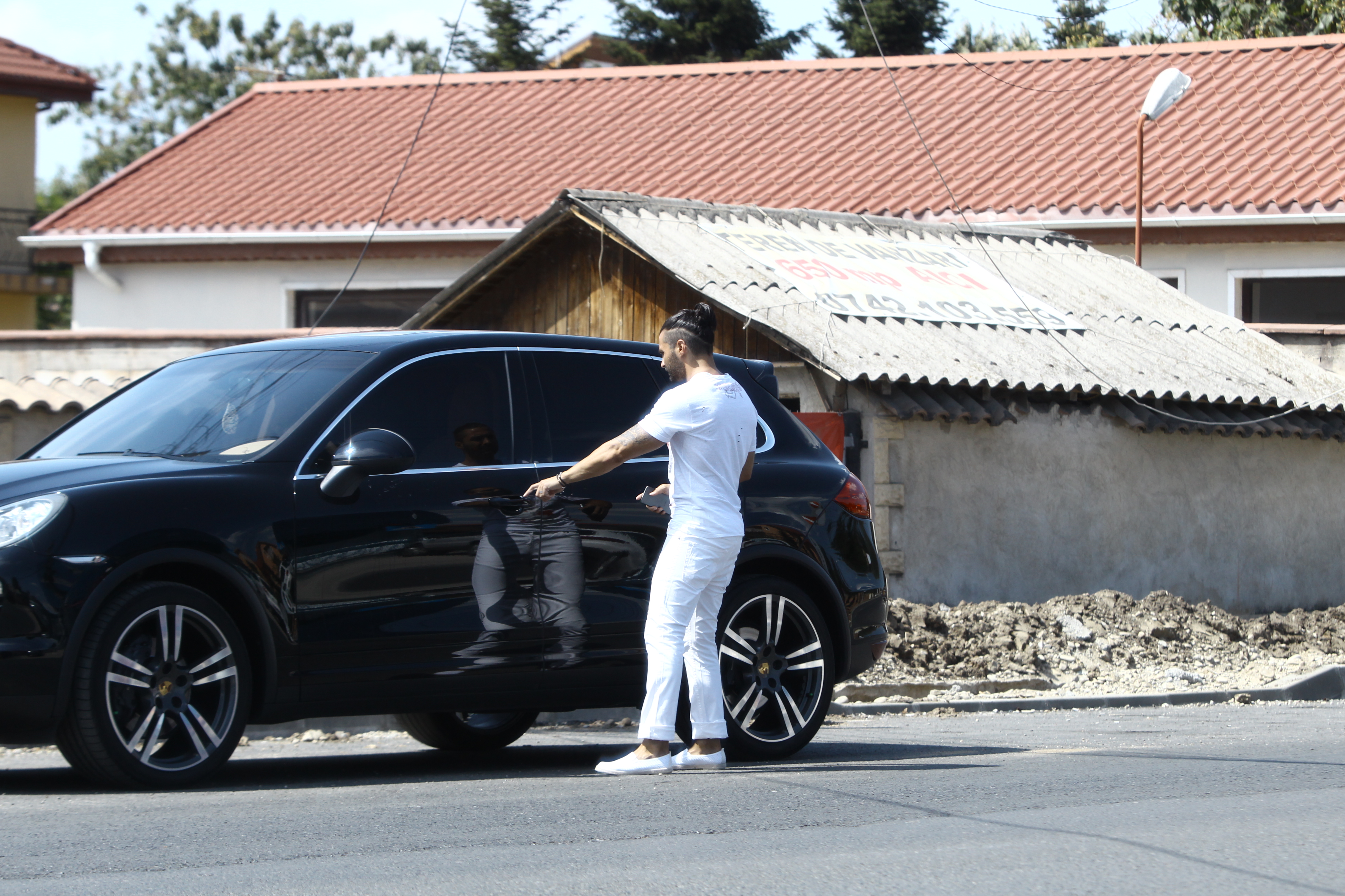 In alta ipostaza, in preajma Ralucai, Pepe este un sot grijului si nu si-a lasat sotia sa iasa pe canicula si sa mearga la bancomat