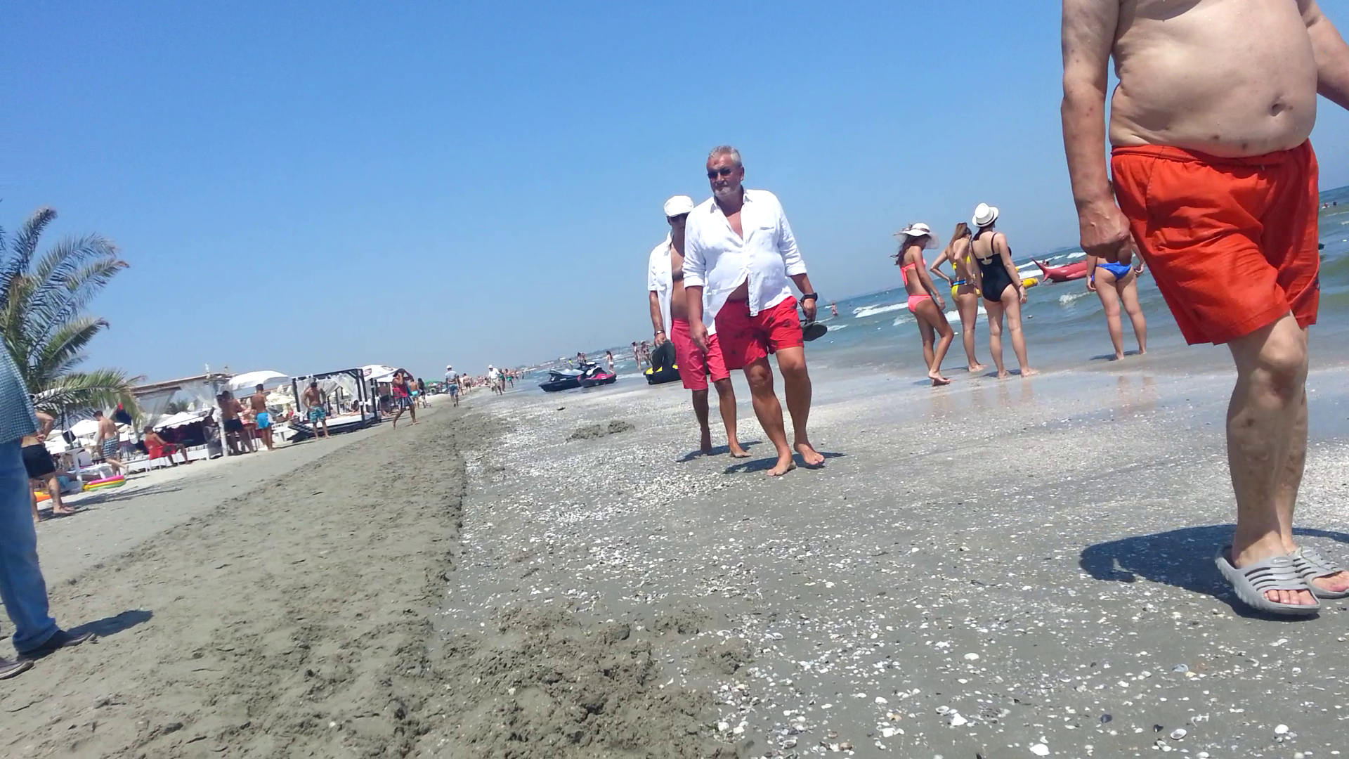 Fostul ministru Sebastian Vladescu se plimba linistit pe plaja in compania unui prieten