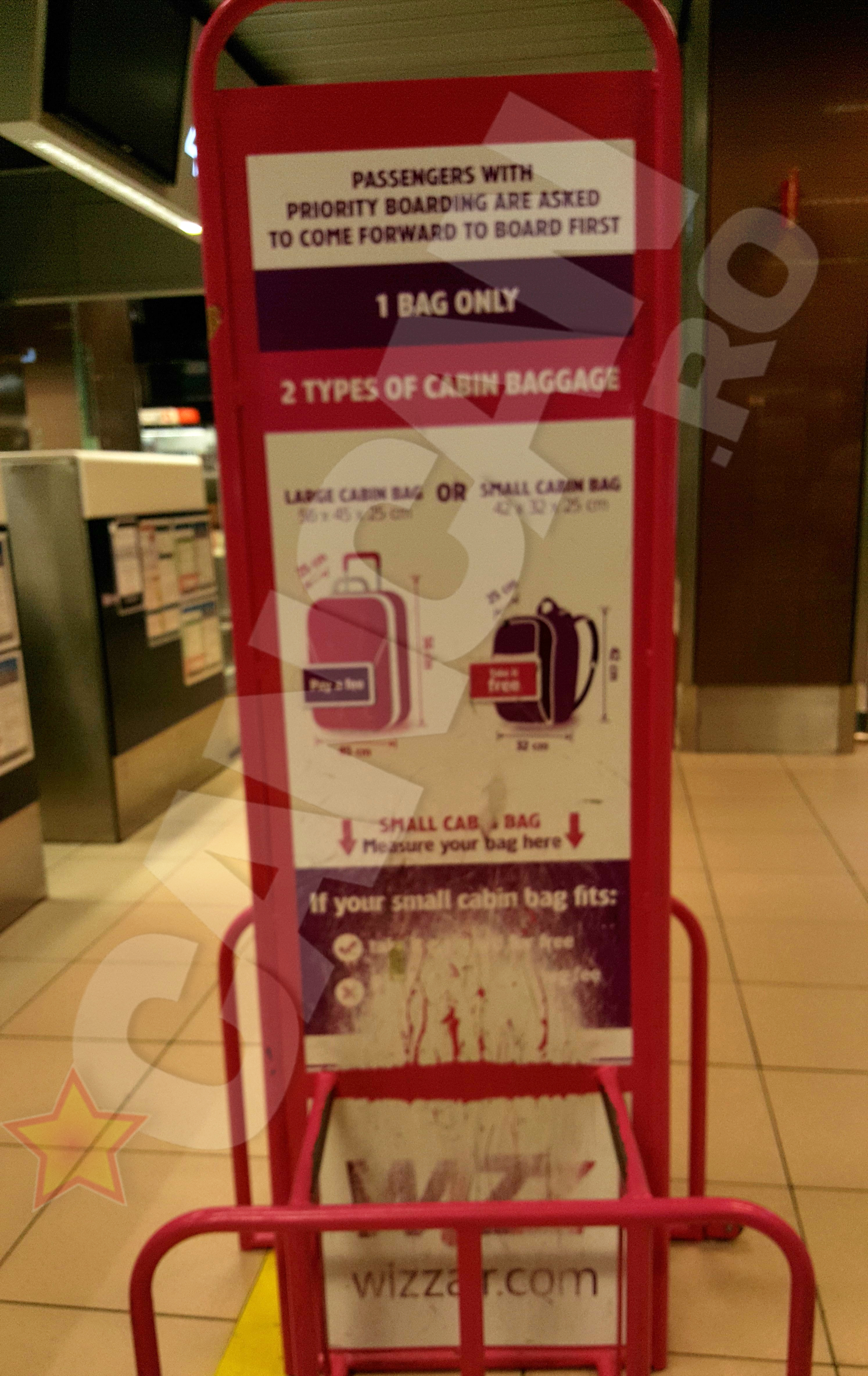 Ca sa-si supra-taxeze pasagerii, compania se foloseste de un tertip ieftin: un cadru metalic in care bagajele sunt introduse ca sa fie