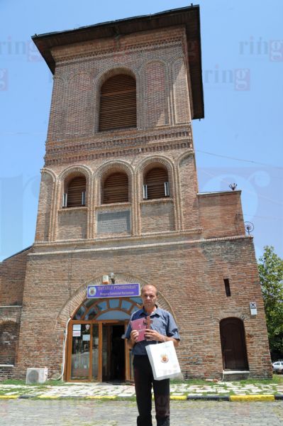 Tatal lui Ionut ii va duce acestuia Biblia binecuvantata de Patriarhul Daniel