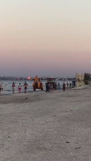 Muncitorii nici macar nu claxonau cand se plimbau printre turisti