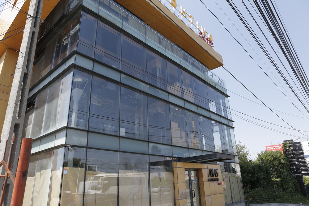 Se pare ca imobilul a fost vandut, deoarece semnul cu 